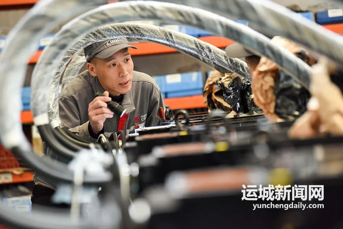 　　中车永济电机有限公司车间工人为国外客户赶订单。 吴国庆 摄