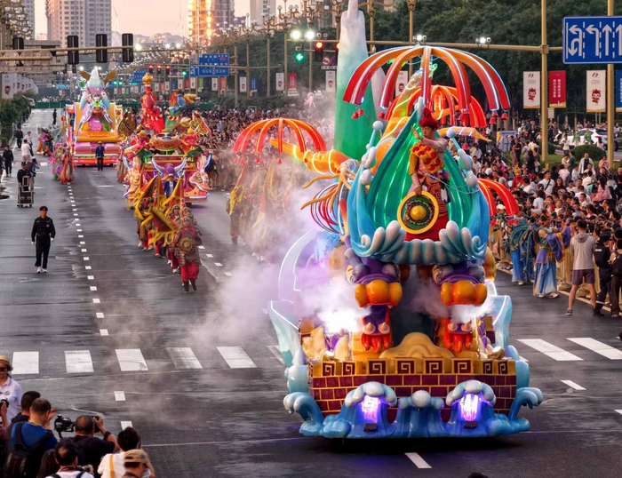 7月29日拍摄的内蒙古赤峰市花车巡游现场（无人机照片）。 新华社发（曹政 摄）