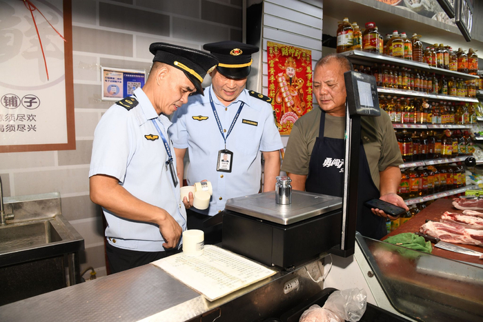 来宾市市场监管局工作人员在商超检定电子计价秤