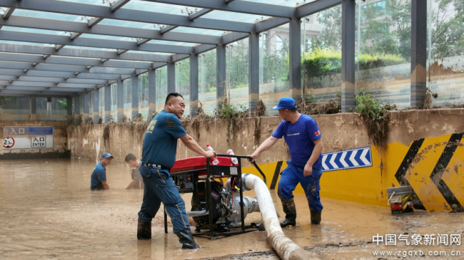 图为延安市吴起县蓝天救援队进行抽水作业 樊俊虎 摄影 　　