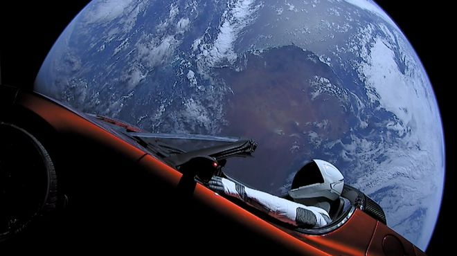 ▲漂浮在太空中的 Roadster 图片来自：SpaceX