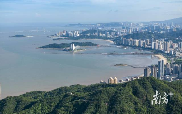 从珠海凤凰山远眺珠海主城区。