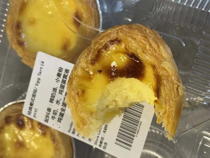 咬了一口的蛋挞被发现有虫子。受访者供图