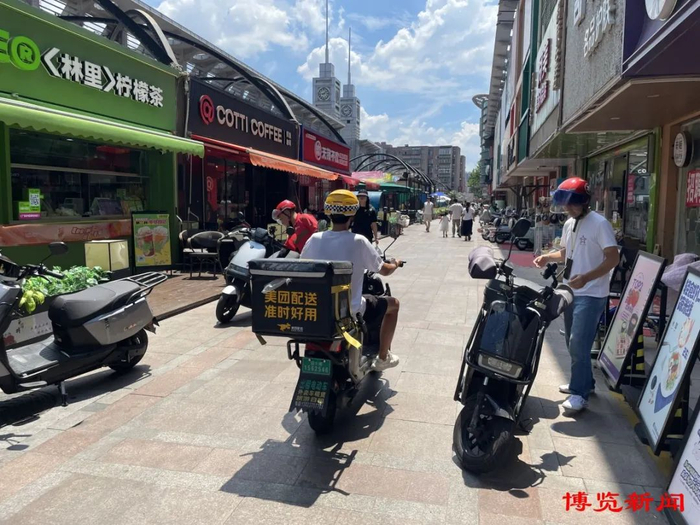 （图为在淄博，街上随处可见的外送骑手）