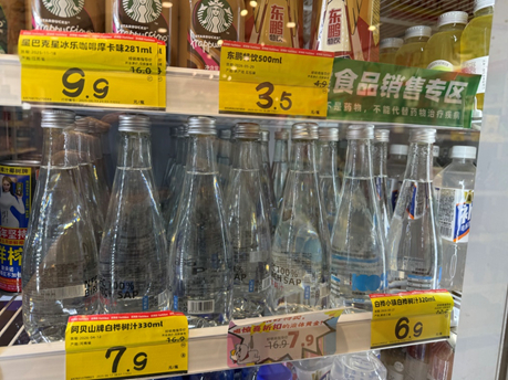 某特卖零售店饮料柜中的白桦树汁 每经记者孙宇婷 摄