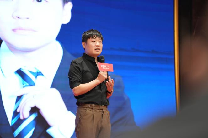 ▲阿拉丁运营中心总经理、光亚照明研究院副院长-李杰