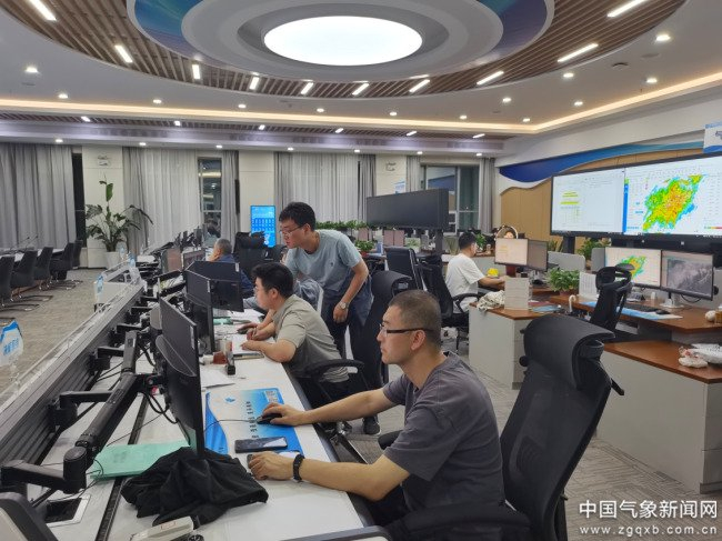 7月25日，榆林市气象局业务骨干通宵值守，实时跟踪雷达回波，研判分析降水云团移动趋势。雷延鹏 摄影