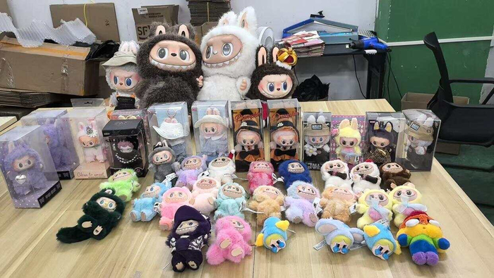 　　警方查获的假冒玩偶。上海市公安局供图