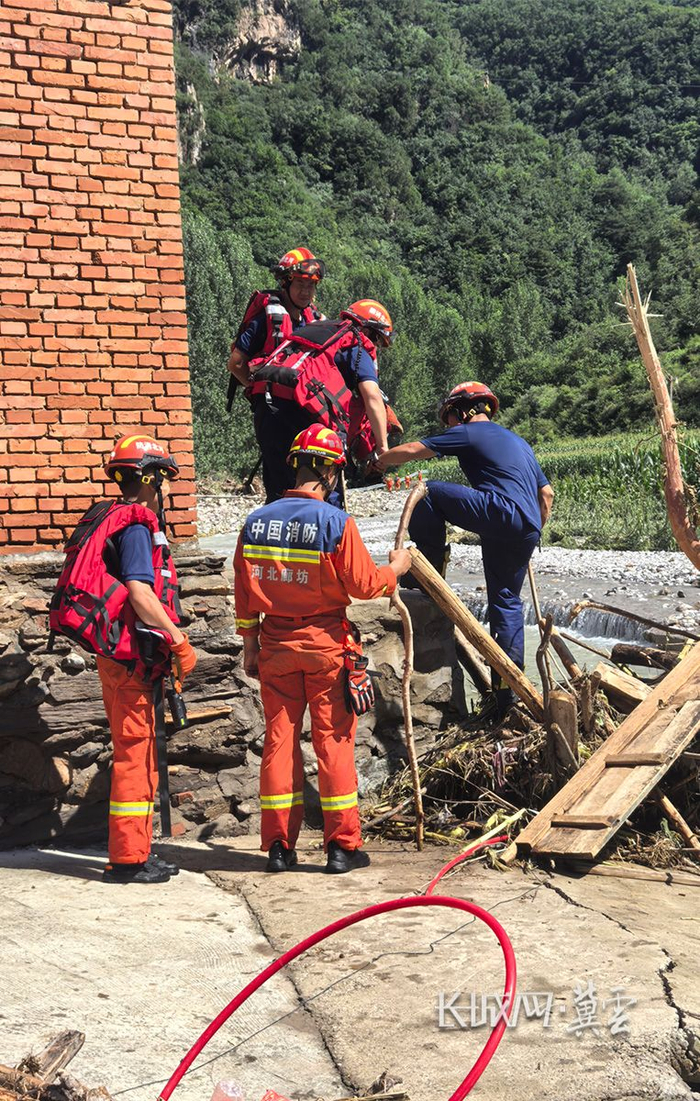消防救援人员正在进行搜寻救援。长城网·冀云客户端记者 赵大鹏 摄