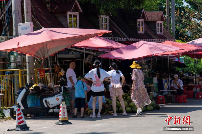 图为竹山景区里的商铺。翟李强 摄