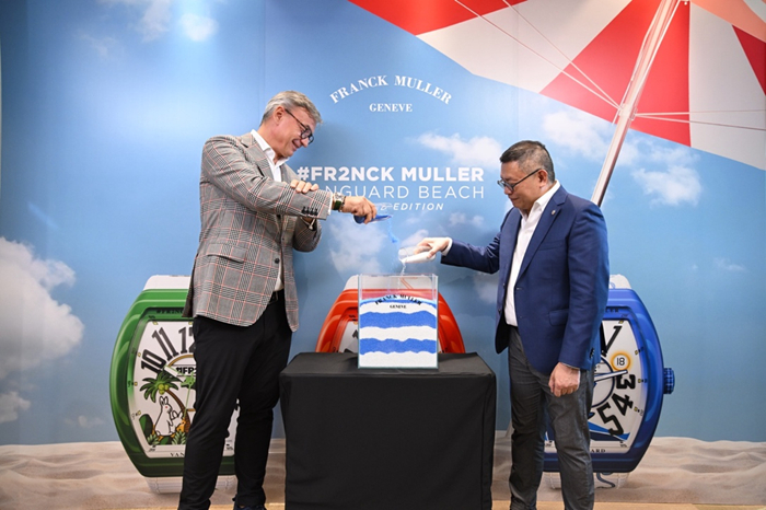 (左起:Nicholas Rudaz先生及潘正棋先生进行聚沙仪式)