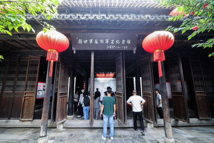 游客在位于长兴县煤山镇的新四军苏浙军区纪念馆参观（2025年7月16日摄）。新华社记者 徐昱 摄
