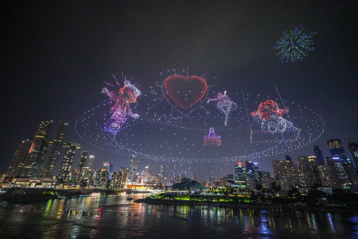 2025年6月17日晚在重庆拍摄的无人机灯光秀表演。新华社记者 黄伟 摄