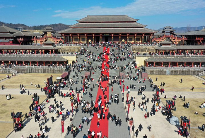 游客在东阳市横店影视城秦王宫景区游览（2025年1月30日摄，无人机照片）。新华社发（包康轩摄）