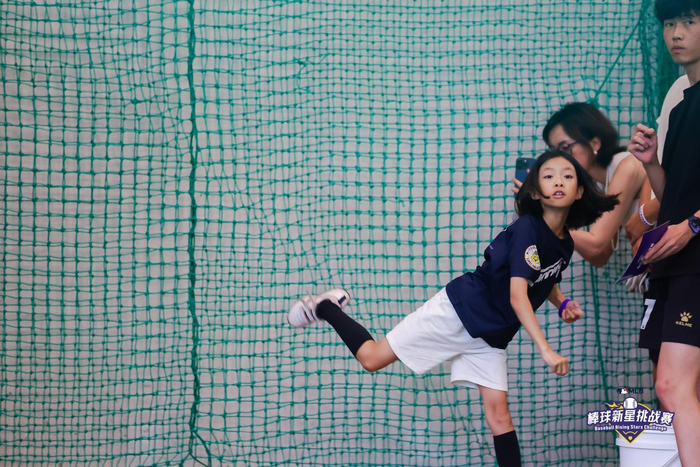 小将吴桐予奋力投球