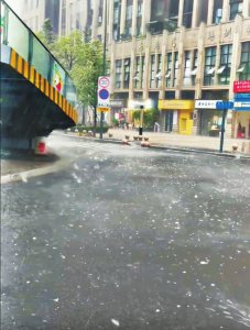 　　7月29日下午，成都高新区泰和二街附近下起冰雹。 视频截图
