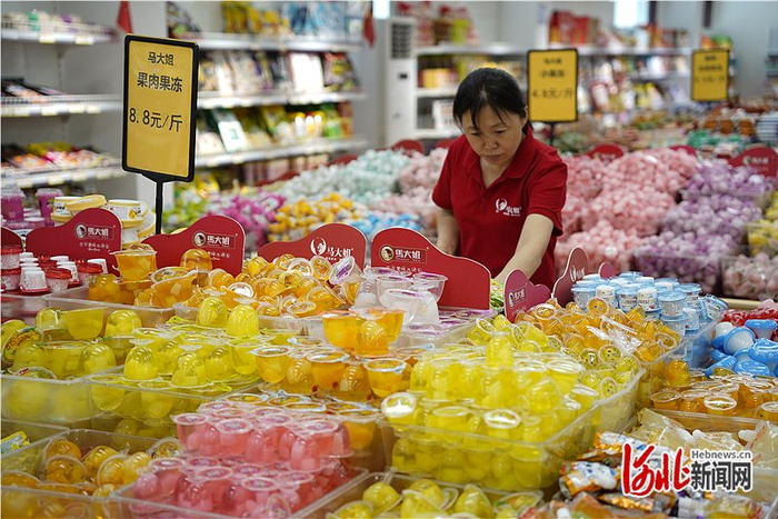 7月22日，位于邱县的河北康贝尔食品有限公司产品售卖店内，工作人员在整理商品。 河北日报记者魏雨摄