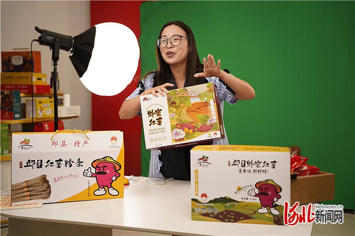 7月22日，中原（邱县）食品网批基地，一位主播正在直播带货。 河北日报记者魏雨摄