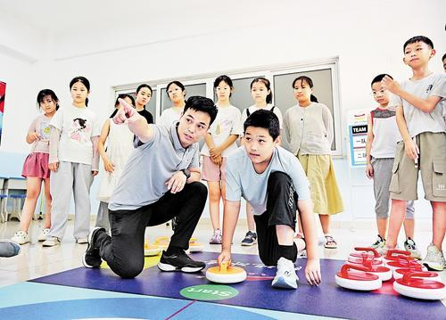     7月16日，在石家庄市兴国小学暑期托管课堂上，学生们在老师的带领下体验旱地冰壶项目。    本组图片由本报见习记者张昊摄