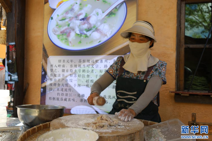 在江西定南客家古城景区，商户正在制作特色小吃。新华网 王晓震 摄