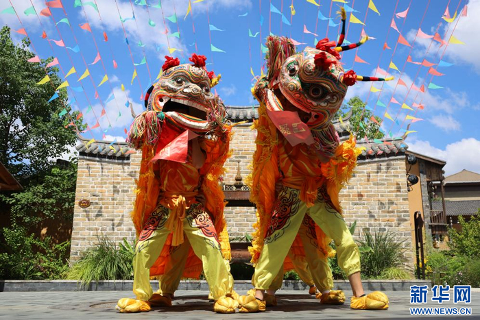 在江西定南客家古城景区，定南瑞狮队伍正在表演。新华网 王晓震 摄
