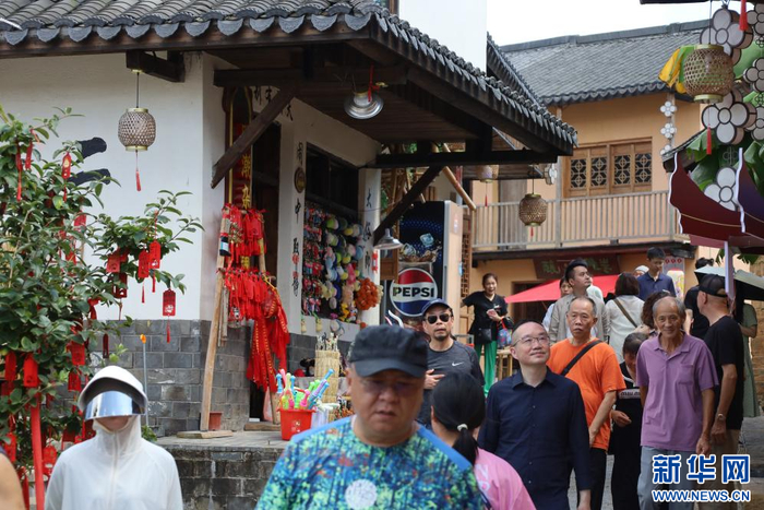 游客到江西定南客家古城景区游玩。新华网 王晓震 摄