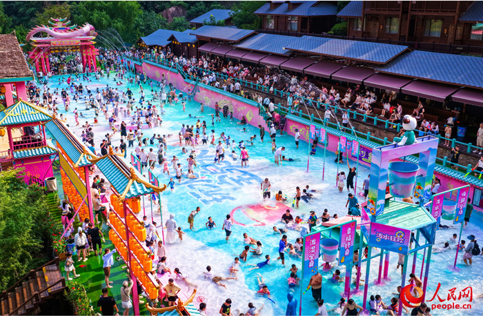 孩子们在玩水嬉戏。人民网 宋芳鑫摄