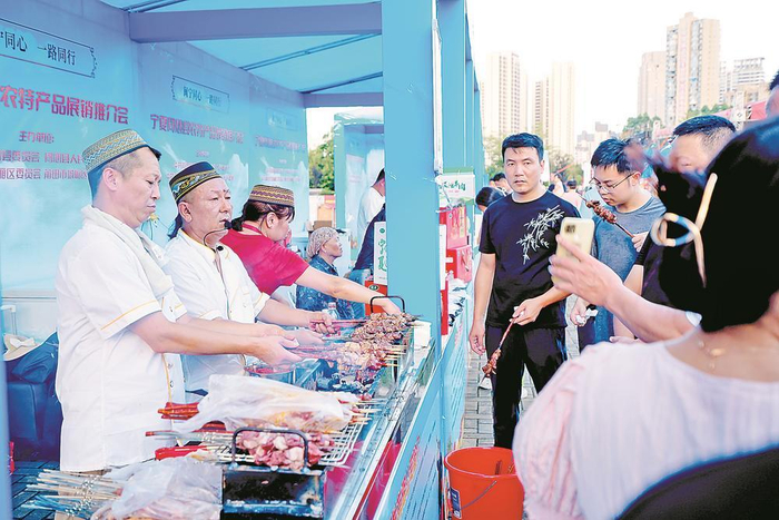 莆田市民体验同心县牛羊肉产品。（资料图片）