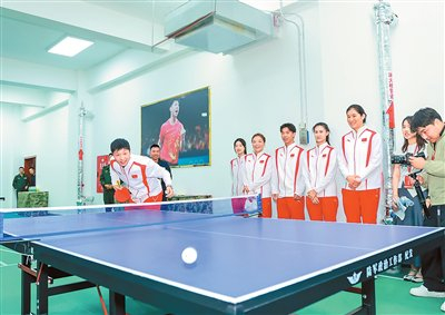 马龙（左）与部队官兵进行乒乓球比赛。活动主办方供图