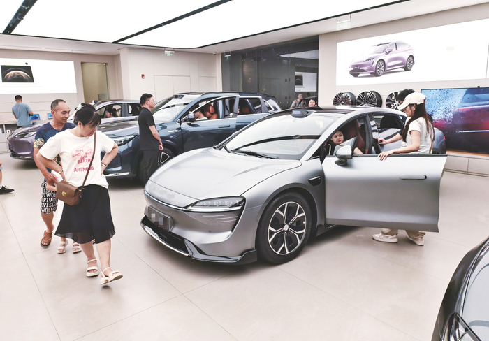     ▲市民在汽车4S店挑选车辆。