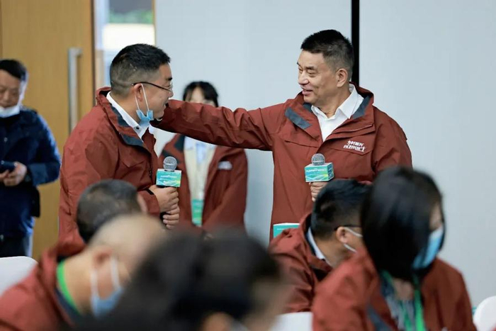 刘永好在第二届乡村振兴“村长班”为学员上第一节课时同学员互动交流