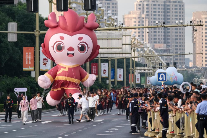 7月29日，在内蒙古赤峰市，赛事吉祥物在民族联欢花车游行中亮相。 新华社记者 马金瑞 摄