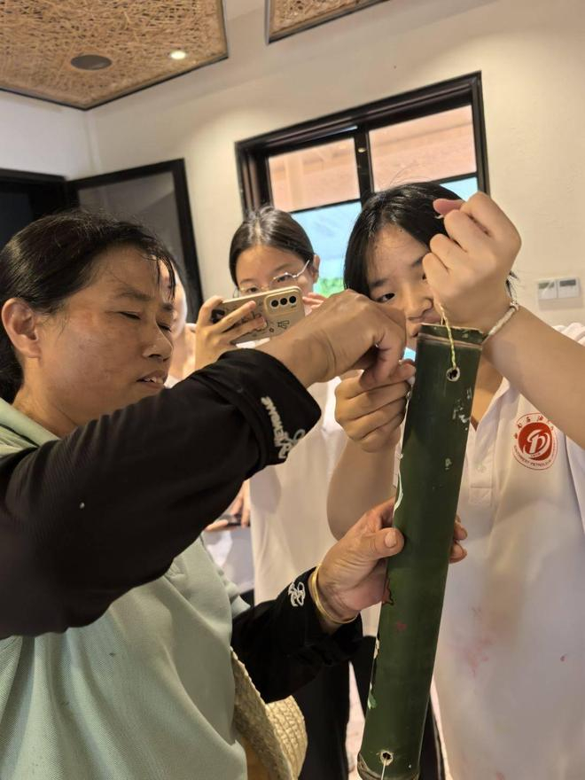  村民投递情绪卡片。（受访者供图）