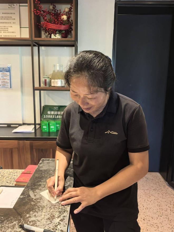  在景区务工的村民写下情绪卡片。（受访者供图）