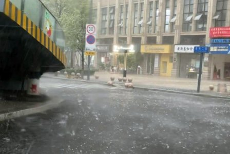 　　7月29日下午,成都高新区泰和二街附近下起冰雹。受访者供图