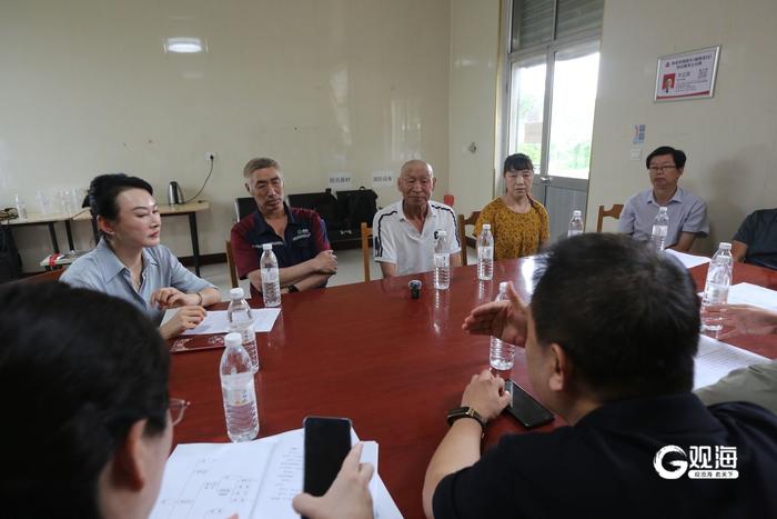 寻亲团队与姜学南烈士亲属(右一到右三)见面。