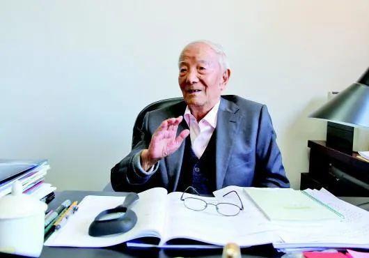 王希季在办公室（2016年4月18日摄）。 新华社记者 白国龙 摄
