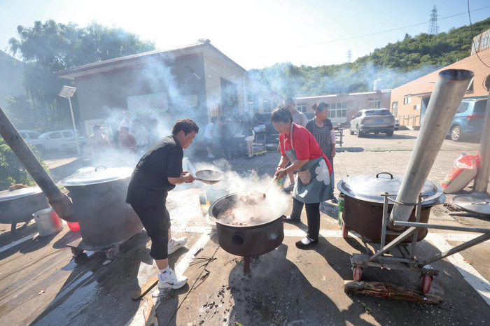 7月29日，怀柔区琉璃庙镇双文铺村，村民自发将食材集中在村委会门口，一起做饭，为村民和被困游客提供免费食物。