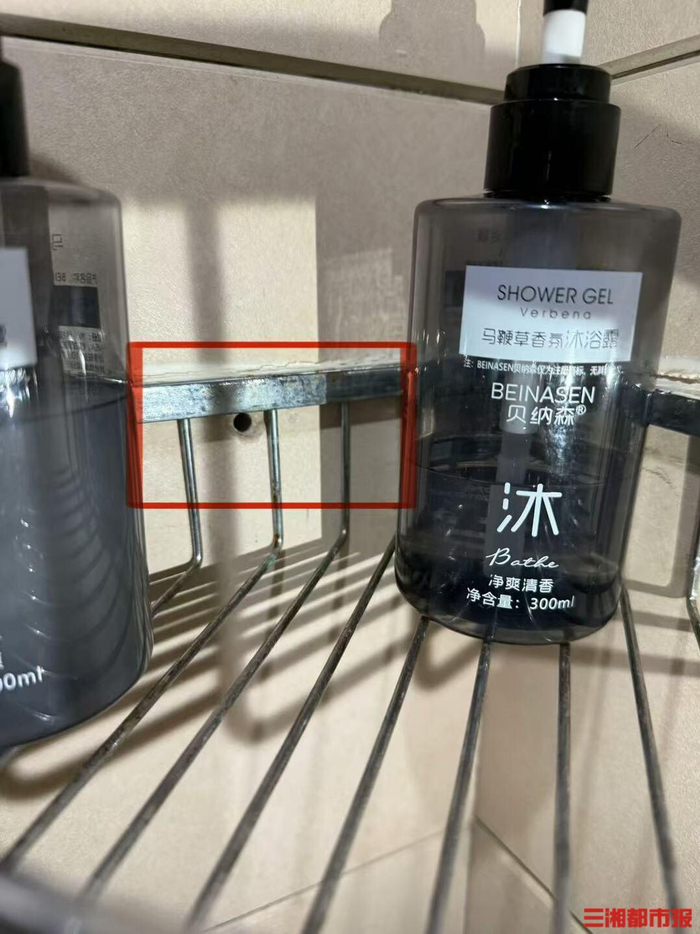 住客发现在置物架上孔洞。受访者供图 