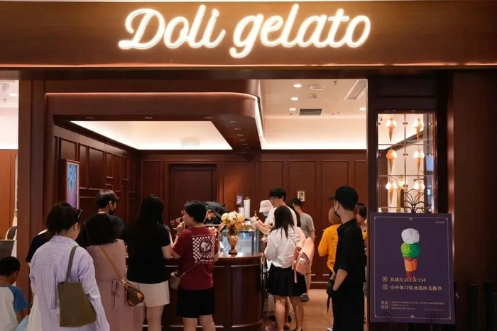 重庆江北区北城天街，一家意大利手工冰淇淋店吸引不少顾客。受访者供图