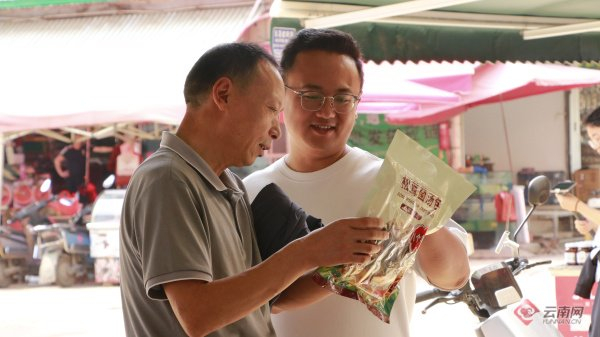顾客正在挑选菌汤包 王思齐摄
