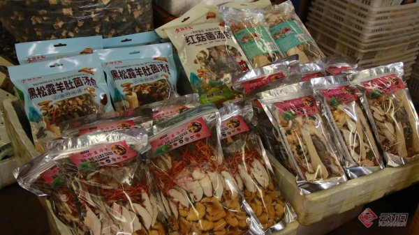 市场上琳琅满目的菌汤包产品 王思齐 摄