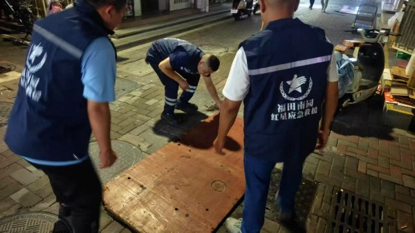 福田区南园街道退役军人红星应急救援队开展台风天城中村安全隐患巡查工作。（资料图）  图源：深圳市退役军人事务处