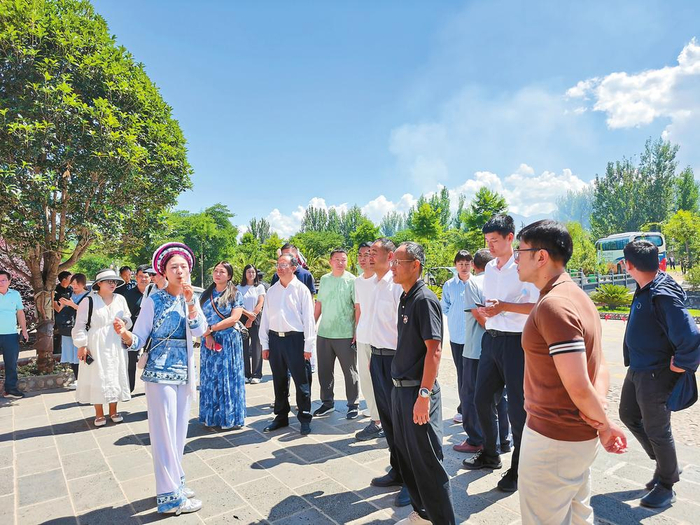滇商考察洱源地热国温泉。