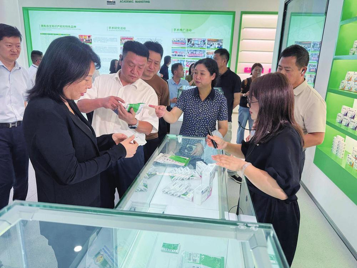 滇商在楚雄市庄甸医药工业园区考察云南神威施普瑞药业。