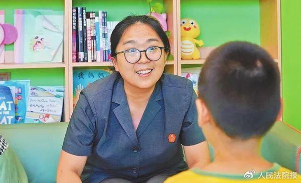 图为北京市东城区人民法院法官乔宇来到当事人家中,面对面跟孩子沟通。