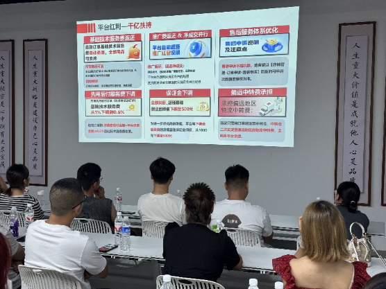 ▲“千亿扶持”通过推广费返还等政策全方位扶持安阳童装商家。（拍摄 陈骏）