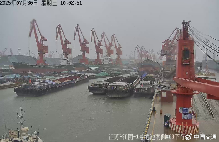 江阴海事局疏导船舶前往江阴港1号港池避风，通过CCTV和VHF做好港内靠泊秩序管理。