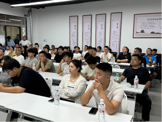 ▲拼多多“千亿扶持”专项团队走进安阳童装产业带，吸引不少商家关注。（拍摄 陈骏）