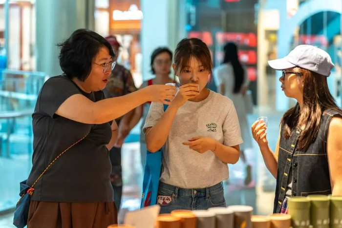北京国贸商城，顾客在选购商品。李冬 摄